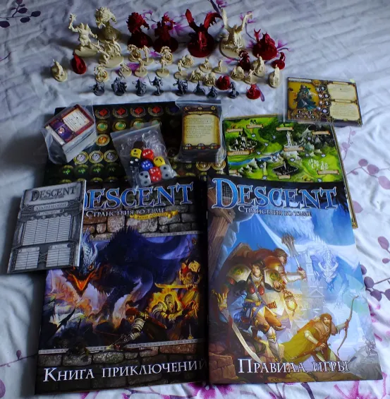 Вміст коробки Descent: книги правил, карта кампанії, картки, кубики, жетони та мініатюри
