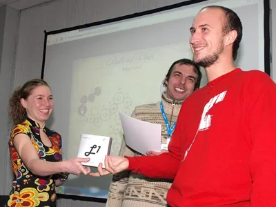 El equipo de Fun Da Vinci recibiendo el premio «Futuro éxito» en la conferencia FlashGamm KYIV 2010